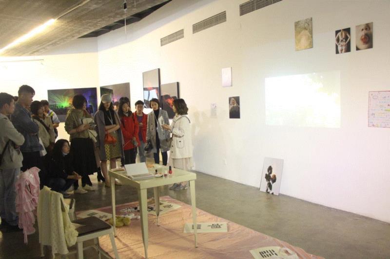 画廊 | Lean Lui 就这么走进我的生活,Lui,香港,装置,少女,直觉,以下,里面,很多人,摄影师,校园