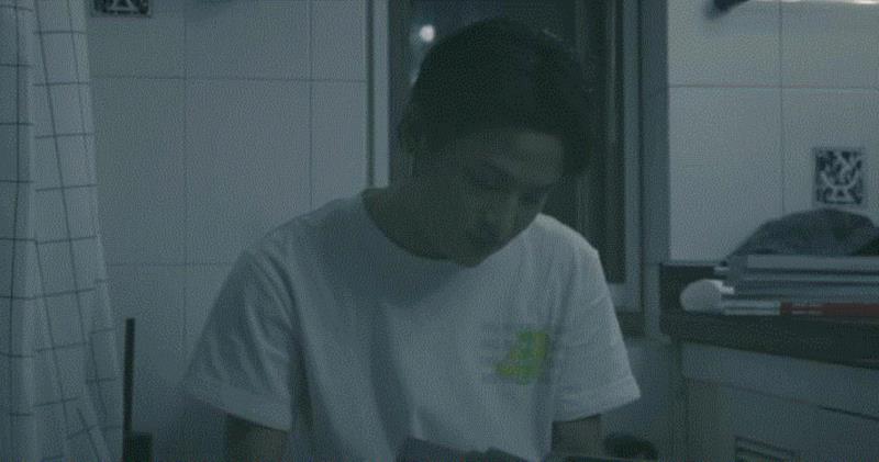 上：导演欧丁丁,一口气刷12集，这新出的国产迷你剧爽爆了！,一口气,迷你剧,樵夫,红衣女,导演,IT男,蓝衣,电脑,墙上,电台
