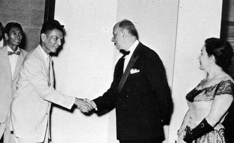 1955年，陈福善（左二）与李秉（左一）出席巴西国庆活动，与驻港领事廖朝石握手。,PSA讲座 | 沈揆一：香港的陈福善，陈福善的香港  4/20（周六）,陈福善,香港,沈揆一,PSA,上海当代艺术博物馆,地点,艺术史,油画,水彩,彩墨