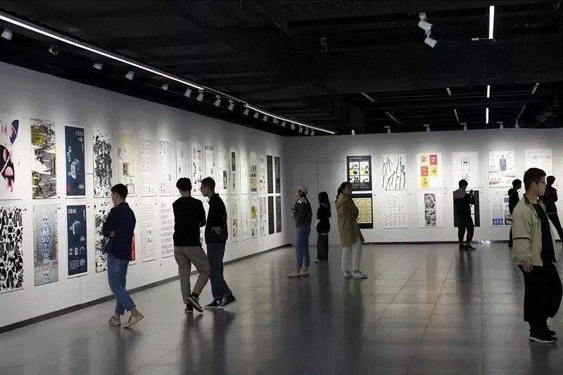 新展预告 “丝路精神——第二届西部国际设计双年展”,公共教育 | 西安文理学院艺术学院现场教学,西安文理学院艺术学院,西安当代美术馆,丝路,西部,双年展,com,公交车,雁南路站,大一,课程