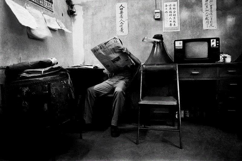 八十年代在居委会里看《解放日报》的中年人,美术馆夜场计划 | 海粟讲堂：留给这个城市的底片——看天下、拍上海，图片背后的讲述,背后,底片,这个城市,天下,讲堂,海粟,夜场,美术馆,陈海汶,刘海粟美术馆