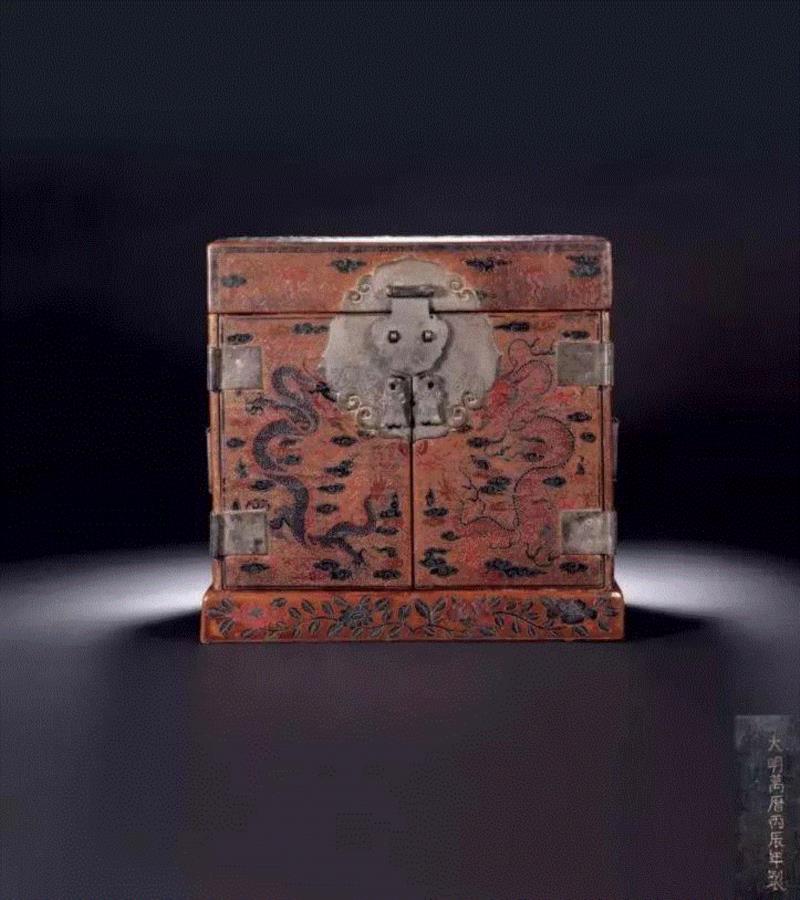 明 戗金彩漆龙凤纹官皮箱,器物丨古人的收纳智慧，怎一个“精”字了得,古人,器物,香盒,皮箱,衣箱,木雕,镜匣,黄花梨,镜台,古代