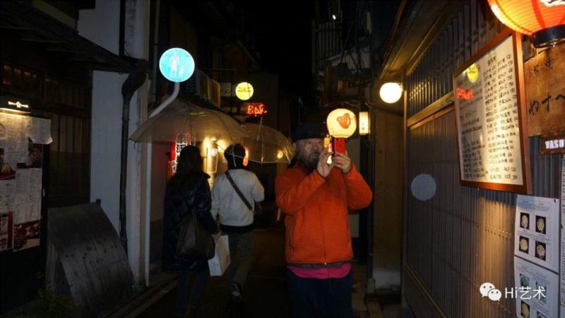 艺术家李津在日本街头,hiart space | 来深圳，再享“盛宴”,space,盛宴,深圳,李津,美食,日本,水墨,纸本,海鲜,四条屏