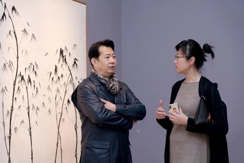 藏家关东元（左一） 博而励画廊合伙人贾伟（右一）,今夜突然下起小雪 | 开幕现场,今夜,小雪,案例,油画,负责人,玉兰堂,伍劲,总裁,董事,孙莹
