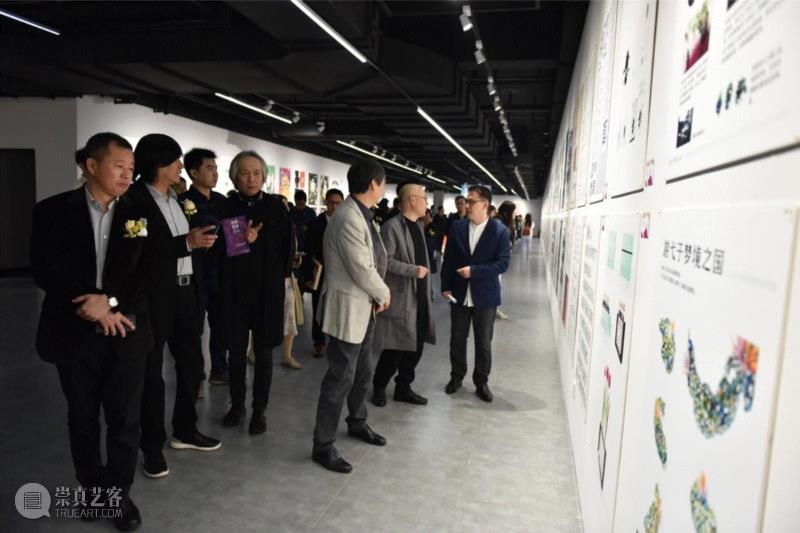 会后，西安美术学院郭线庐院长与其他来宾一同参观此次展览。,正在展出  | 丝路精神——西部国际设计双年展开幕,丝路,双年展,西部,教授,西安美术学院,副院长,获奖者,工艺,西安当代美术馆,秘书长