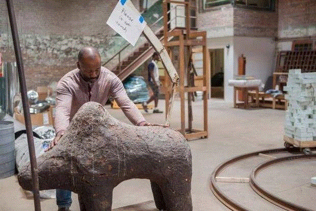 Theaster Gates and his artworks,BBC 艺术频道主编，给你揭露成功艺术家的“小九九”,主编,BBC,频道,小九九,西斯特,文森特,生意,商业,房子,材料