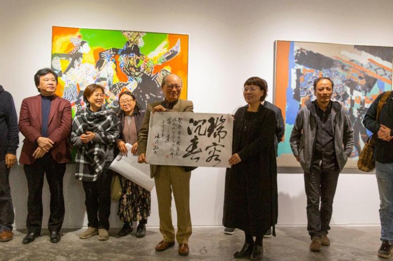 吴德隆先生还准备了一幅书法作品送给蔡瑞蓉,祝她“展览圆满成功”。,【现场】《瑞容沉春》-蔡瑞蓉绘画作品展已于4月12日在三尚当代艺术馆开幕,蔡瑞蓉,艺术馆,三尚,绘画,瑞容沉春,水彩,教授,副主任,中国美术学院,副主席