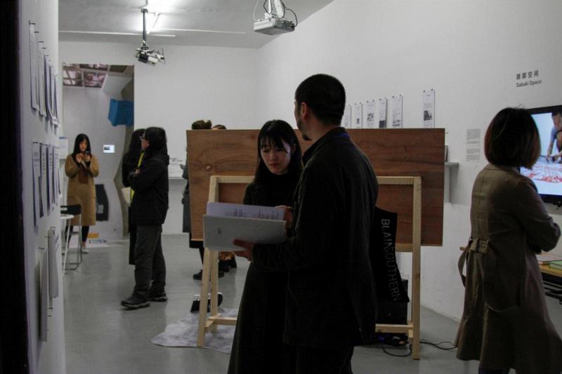 dAC开幕回顾|《我们在做什么——独立空间2018文献展》,dAC,独立空间2018文献展,二维码,研究所,泰康空间,策展人,黄边站,广州,顶上,影像