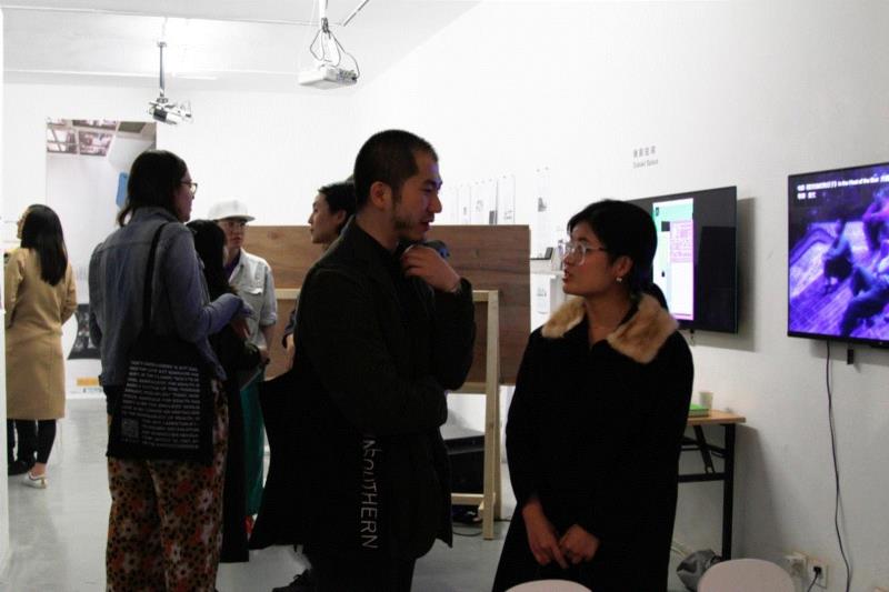 dAC开幕回顾|《我们在做什么——独立空间2018文献展》,dAC,独立空间2018文献展,二维码,研究所,泰康空间,策展人,黄边站,广州,顶上,影像