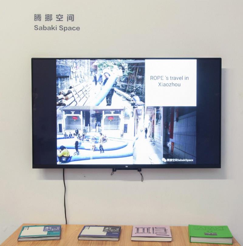 dAC开幕回顾|《我们在做什么——独立空间2018文献展》,dAC,独立空间2018文献展,二维码,研究所,泰康空间,策展人,黄边站,广州,顶上,影像