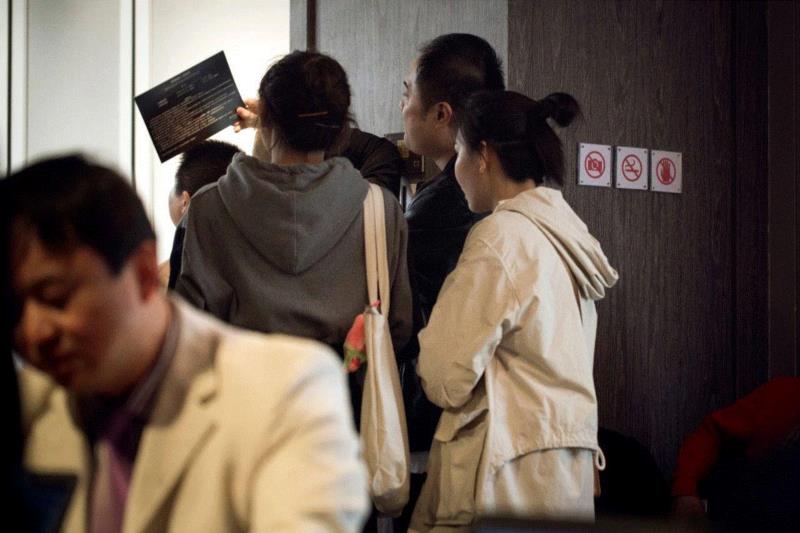 拍卖现场人气火爆，座无虚席。买家都站到了拍卖厅门口啦~,敬华集粹第十二期拍卖会 人气爆棚圆满收官,敬华,拍卖会,大厅,书画,特色,拍品,藏家,高潮,珍瓷,全场
