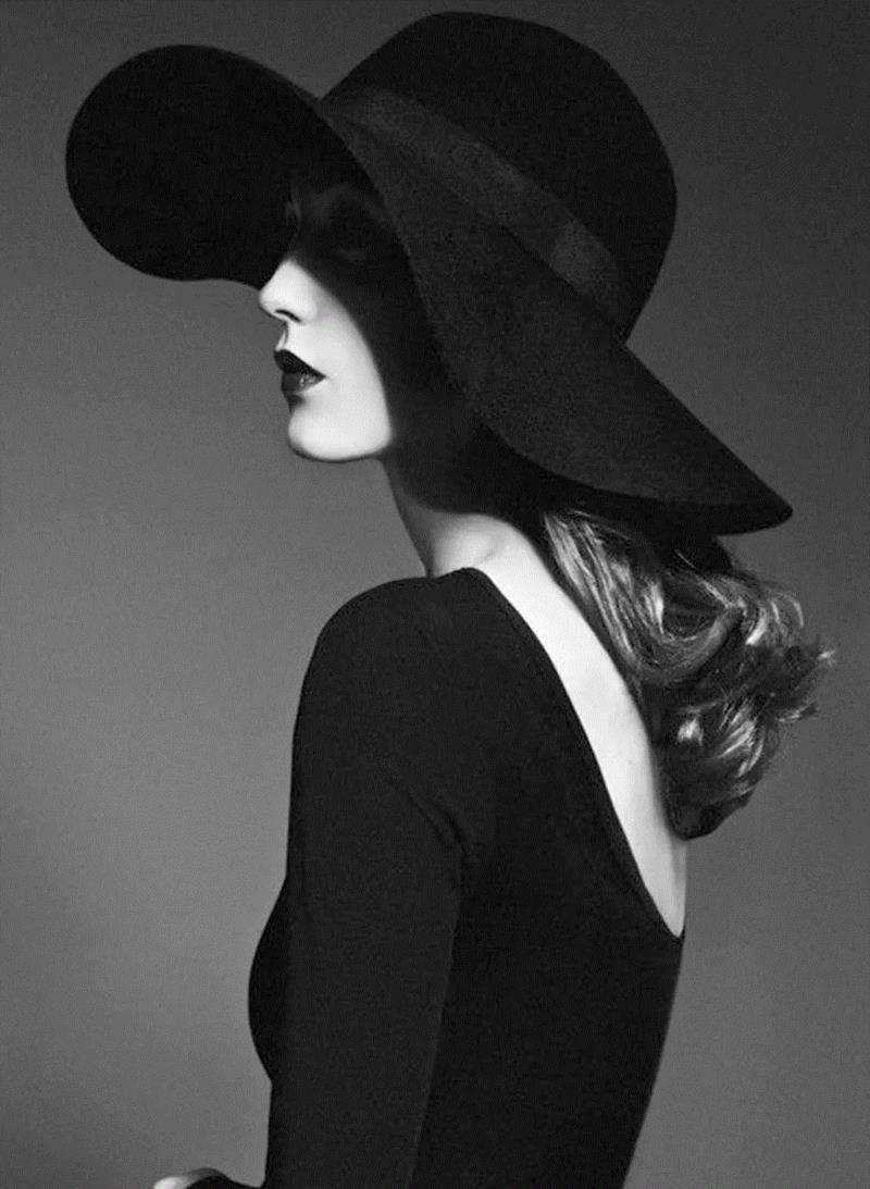 Photo by Cristina Otero,100幅经典的女性黑白照，每一幅都美得令人心醉,女性,黑白照,Ins,光影,眼神,黑色,Penn,摄影师,Oszvald,轮廓
