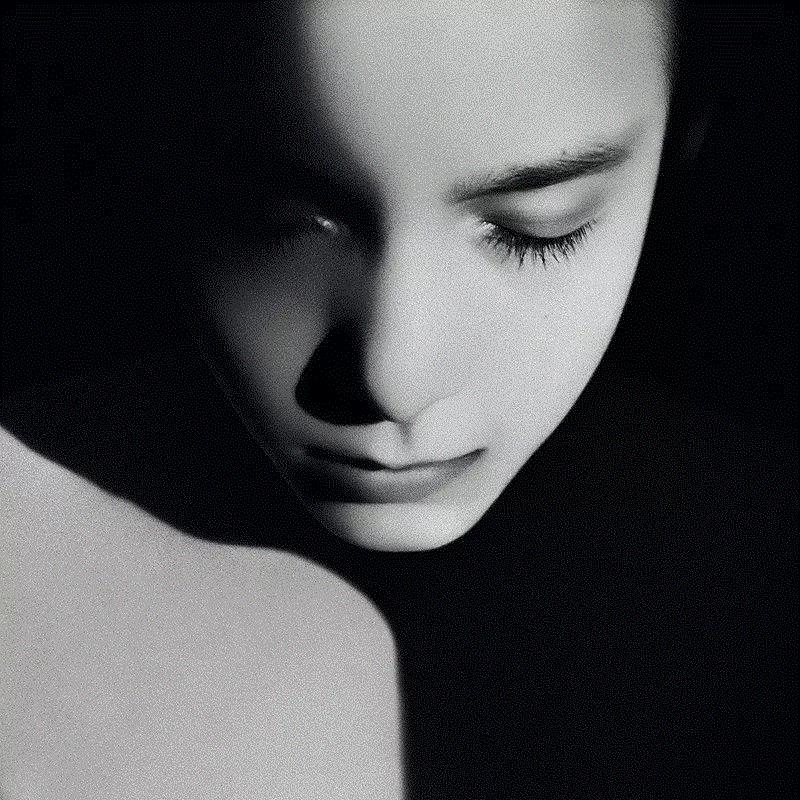 Photo by Noell S. Oszvald,100幅经典的女性黑白照，每一幅都美得令人心醉,女性,黑白照,Ins,光影,眼神,黑色,Penn,摄影师,Oszvald,轮廓