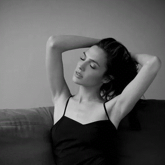 Ins：gal_gadot,100幅经典的女性黑白照，每一幅都美得令人心醉,女性,黑白照,Ins,光影,眼神,黑色,Penn,摄影师,Oszvald,轮廓