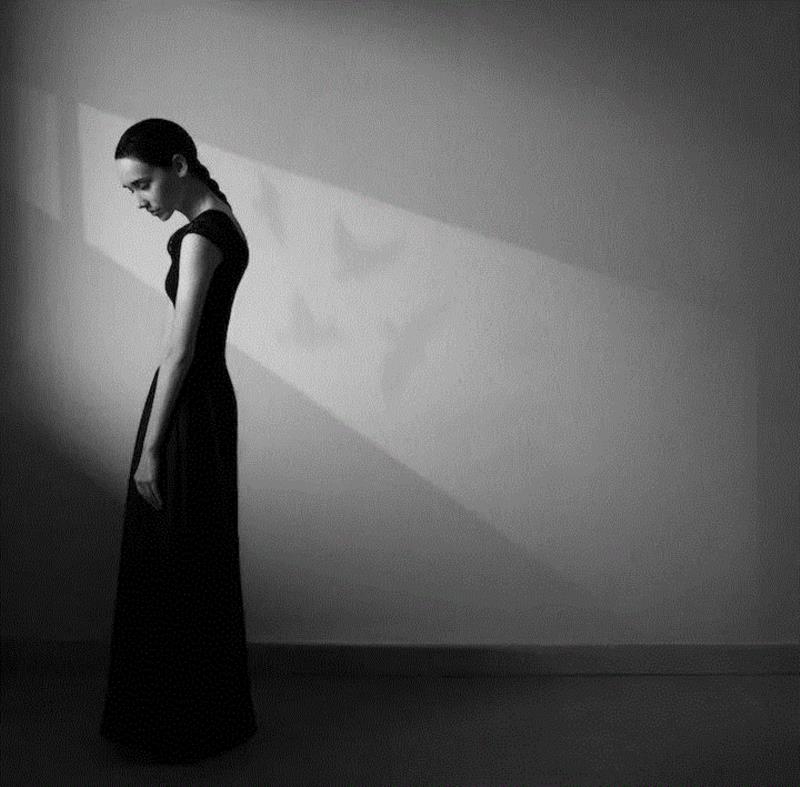 Photo by Noell S. Oszvald,100幅经典的女性黑白照，每一幅都美得令人心醉,女性,黑白照,Ins,光影,眼神,黑色,Penn,摄影师,Oszvald,轮廓