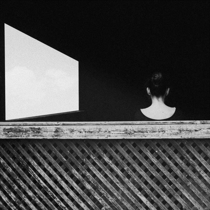 Photo by Noell S. Oszvald,100幅经典的女性黑白照，每一幅都美得令人心醉,女性,黑白照,Ins,光影,眼神,黑色,Penn,摄影师,Oszvald,轮廓