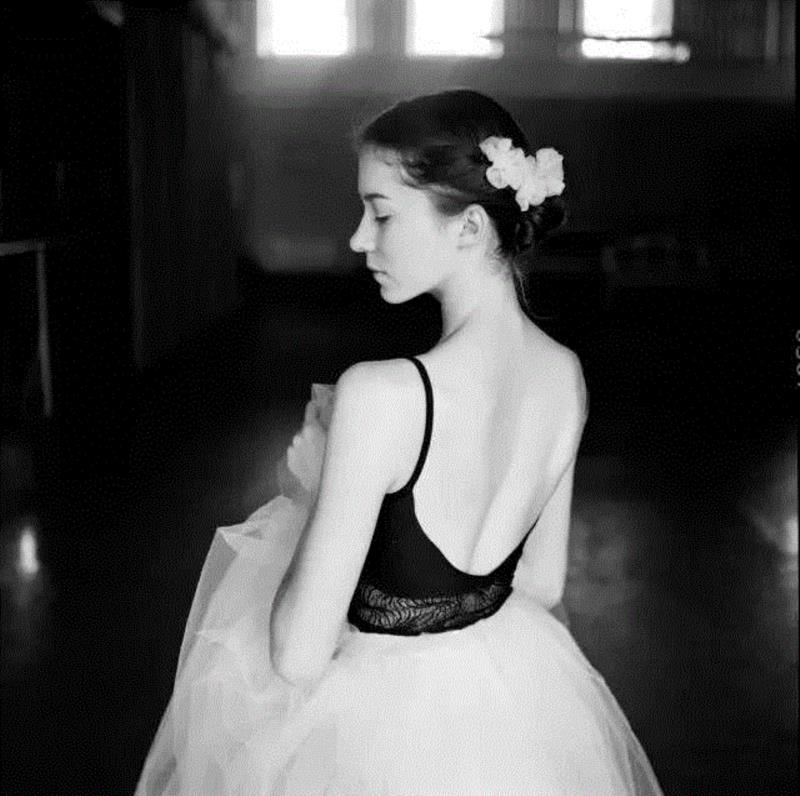 Photo by Darian Volkova,100幅经典的女性黑白照，每一幅都美得令人心醉,女性,黑白照,Ins,光影,眼神,黑色,Penn,摄影师,Oszvald,轮廓