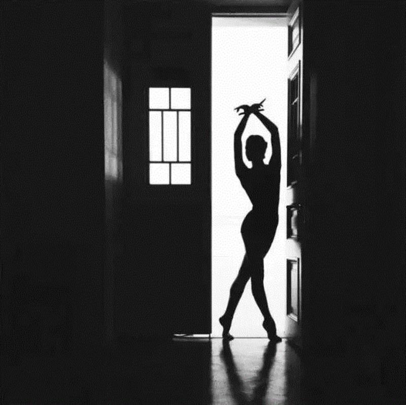 Photo by Darian Volkova,100幅经典的女性黑白照，每一幅都美得令人心醉,女性,黑白照,Ins,光影,眼神,黑色,Penn,摄影师,Oszvald,轮廓