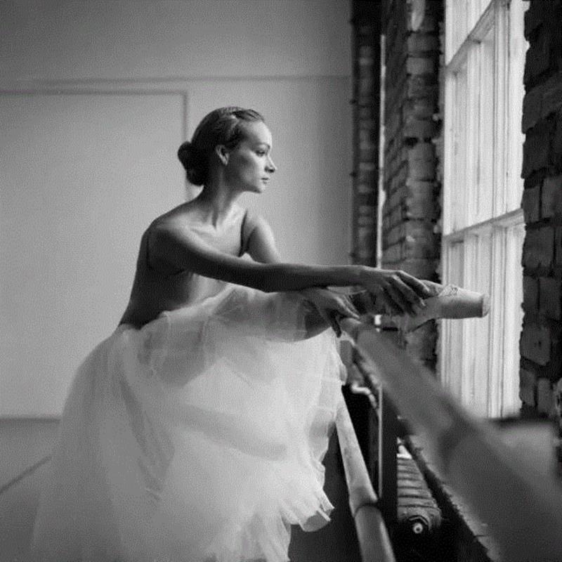 Photo by Darian Volkova,100幅经典的女性黑白照，每一幅都美得令人心醉,女性,黑白照,Ins,光影,眼神,黑色,Penn,摄影师,Oszvald,轮廓