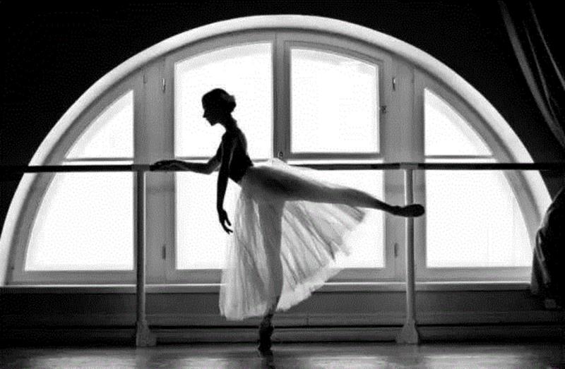 Photo by Darian Volkova,100幅经典的女性黑白照，每一幅都美得令人心醉,女性,黑白照,Ins,光影,眼神,黑色,Penn,摄影师,Oszvald,轮廓