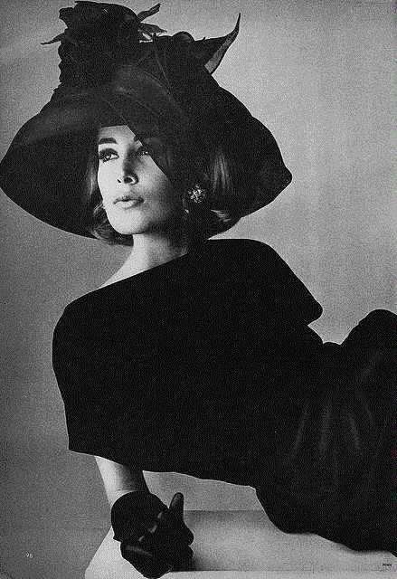 Photo by Irving Penn,100幅经典的女性黑白照，每一幅都美得令人心醉,女性,黑白照,Ins,光影,眼神,黑色,Penn,摄影师,Oszvald,轮廓