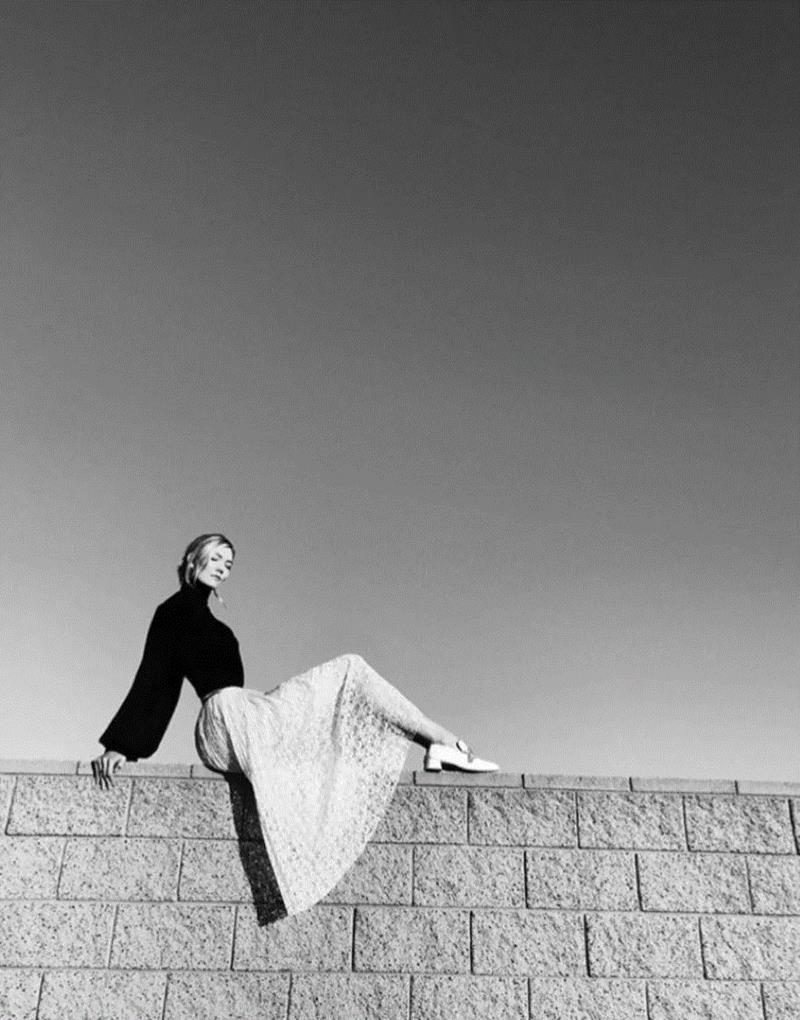 Ins：karliekloss,100幅经典的女性黑白照，每一幅都美得令人心醉,女性,黑白照,Ins,光影,眼神,黑色,Penn,摄影师,Oszvald,轮廓