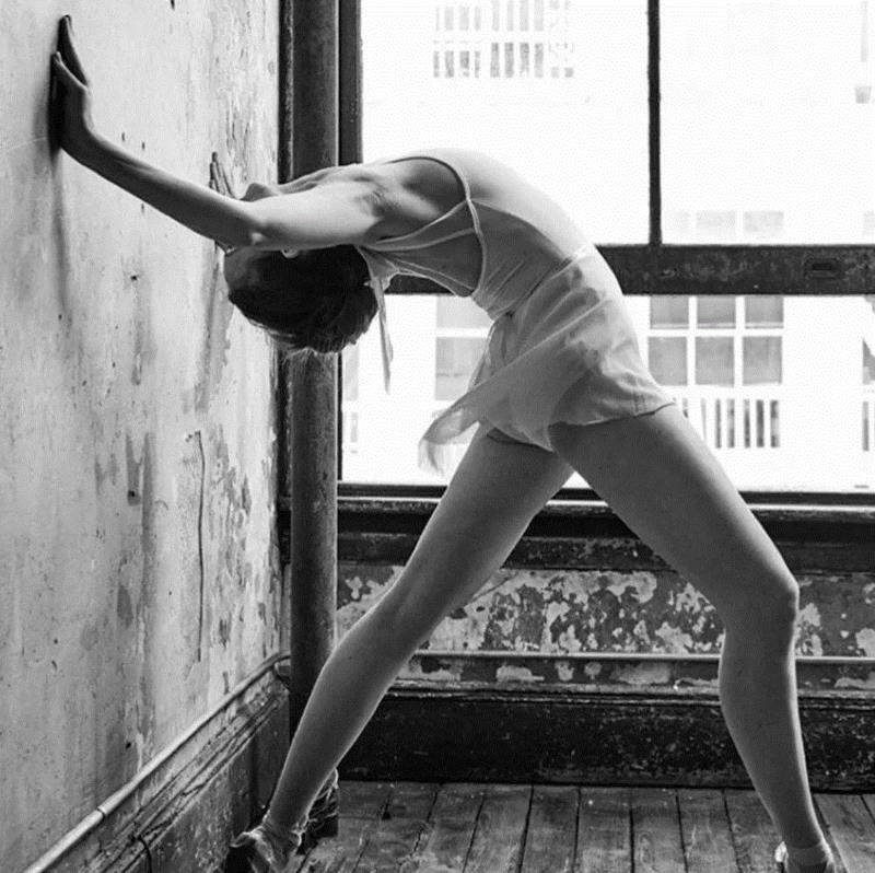 Ins：balletbeautiful,100幅经典的女性黑白照，每一幅都美得令人心醉,女性,黑白照,Ins,光影,眼神,黑色,Penn,摄影师,Oszvald,轮廓