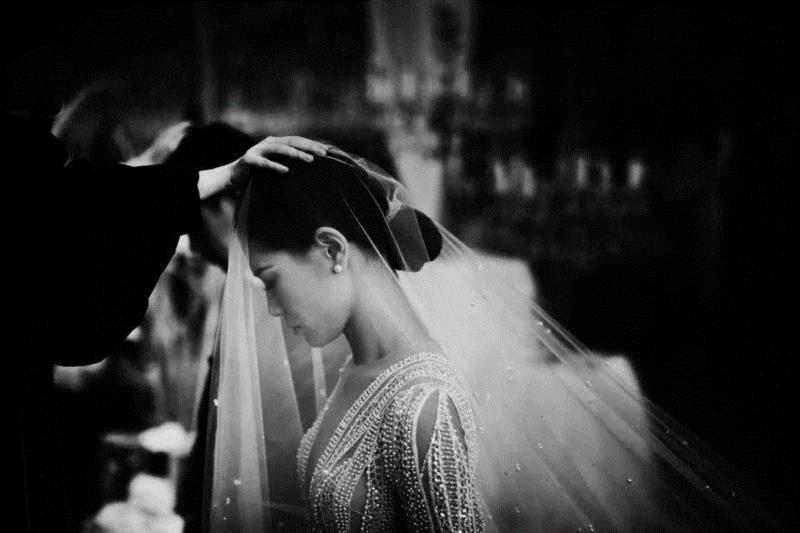 Photo by ILUMINEN,100幅经典的女性黑白照，每一幅都美得令人心醉,女性,黑白照,Ins,光影,眼神,黑色,Penn,摄影师,Oszvald,轮廓