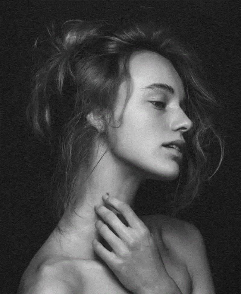 Photo by Calvin Wang,100幅经典的女性黑白照，每一幅都美得令人心醉,女性,黑白照,Ins,光影,眼神,黑色,Penn,摄影师,Oszvald,轮廓