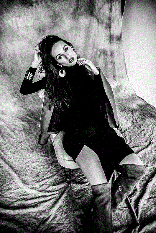 Photo by Alexander Smirnov,100幅经典的女性黑白照，每一幅都美得令人心醉,女性,黑白照,Ins,光影,眼神,黑色,Penn,摄影师,Oszvald,轮廓