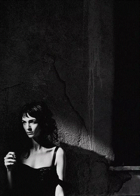 Photo by Peter Lindbergh,100幅经典的女性黑白照，每一幅都美得令人心醉,女性,黑白照,Ins,光影,眼神,黑色,Penn,摄影师,Oszvald,轮廓