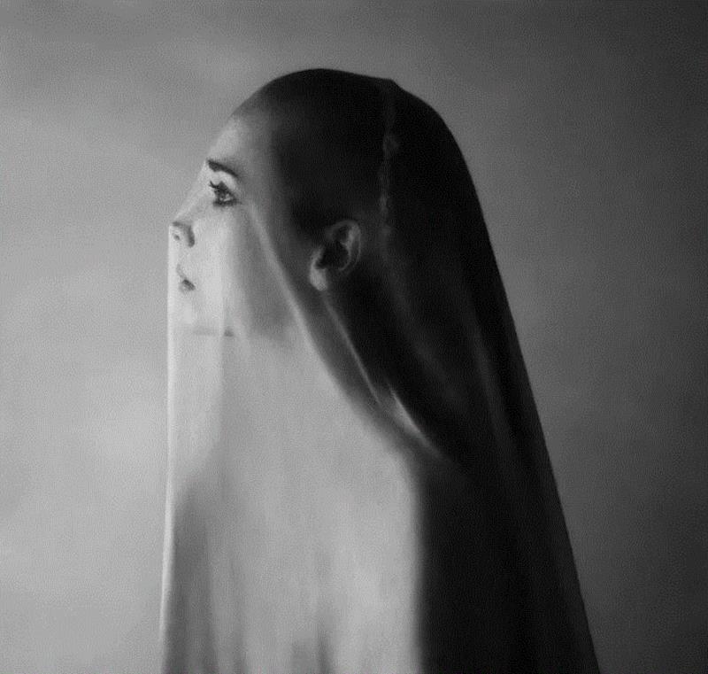 Photo by Noell S. Oszvald,100幅经典的女性黑白照，每一幅都美得令人心醉,女性,黑白照,Ins,光影,眼神,黑色,Penn,摄影师,Oszvald,轮廓