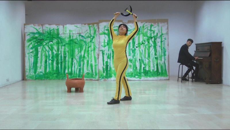 姚清妹，跳吧！跳吧！布鲁斯·玲！，2013，行为录像，12’,魔金石空间 | 四月艺术活动,魔金石空间,展地,展期,布鲁斯,梁伟,姚清妹,材料,石头,刘野夫,林中