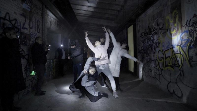 姚清妹，一次彩排，2018，现场视频，1: 26’ 20”,魔金石空间 | 四月艺术活动,魔金石空间,展地,展期,布鲁斯,梁伟,姚清妹,材料,石头,刘野夫,林中