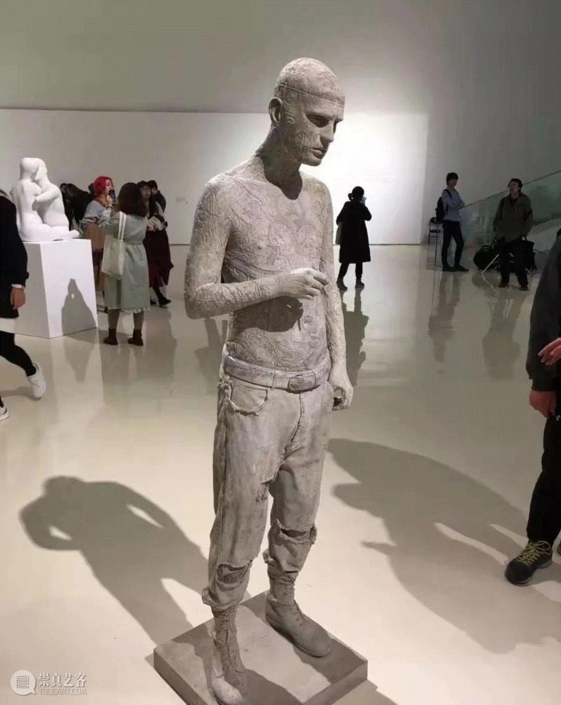 ▲ 展览现场,马克·奎恩：人类的“皮相”与“皮相之下”都岌岌可危,皮相,马克·奎恩,奎恩,马克,面包,材料,虹膜,血肉,DNA,外部