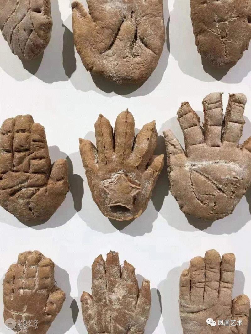 ▲ 展览现场,马克·奎恩：人类的“皮相”与“皮相之下”都岌岌可危,皮相,马克·奎恩,奎恩,马克,面包,材料,虹膜,血肉,DNA,外部