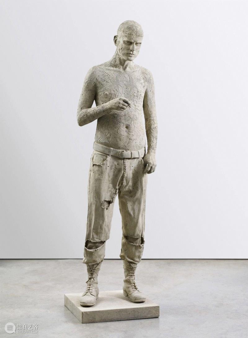 ▲ 僵?男孩（城市），2011，混凝土，178 x 56 x 35 cm（? x 宽 x 