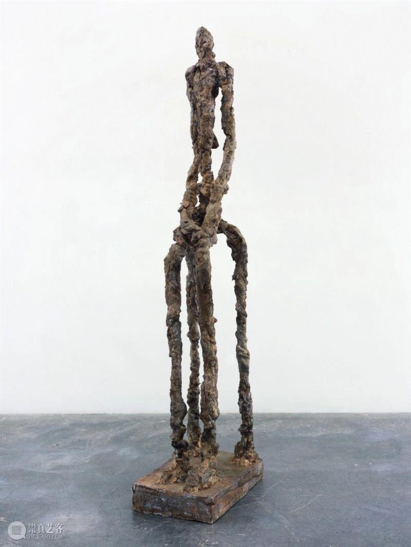 ▲ 饥饿等候，1989，铸铜、?包模具，183 x 34 x 53 cm,马克·奎恩：人类的“皮相”与“皮相之下”都岌岌可危,皮相,马克·奎恩,奎恩,马克,面包,材料,虹膜,血肉,DNA,外部
