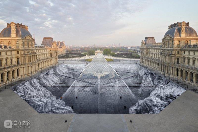 Images via @JRArt on Twitter,艺术家JR用2000张纸“改造”卢浮宫,玻璃金字塔,金字塔,卢浮宫,视错觉,JR