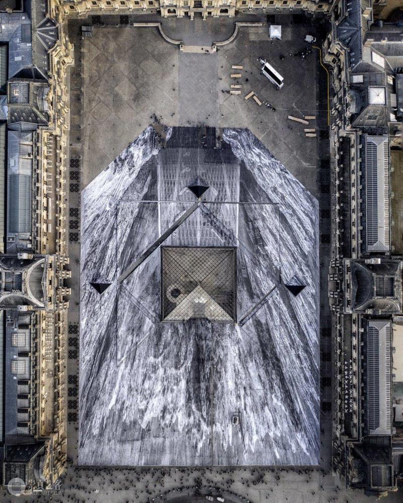 Images via @JRArt on Twitter,艺术家JR用2000张纸“改造”卢浮宫,玻璃金字塔,金字塔,卢浮宫,视错觉,JR