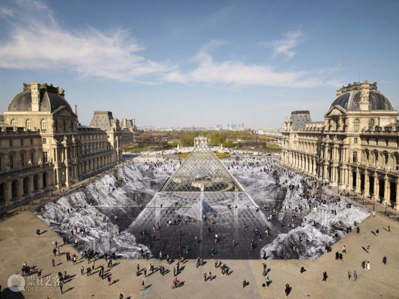 Images via @JRArt on Twitter,艺术家JR用2000张纸“改造”卢浮宫,玻璃金字塔,金字塔,卢浮宫,视错觉,JR