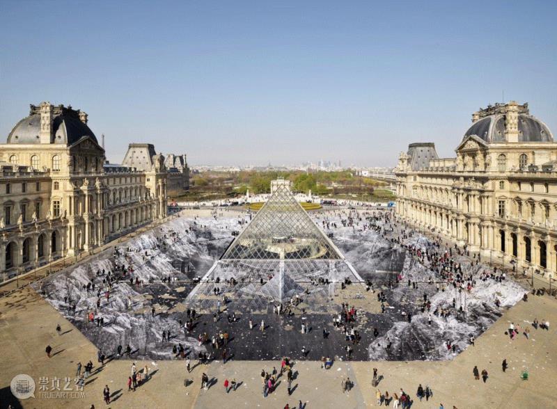 Images via @JRArt on Twitter,艺术家JR用2000张纸“改造”卢浮宫,玻璃金字塔,金字塔,卢浮宫,视错觉,JR