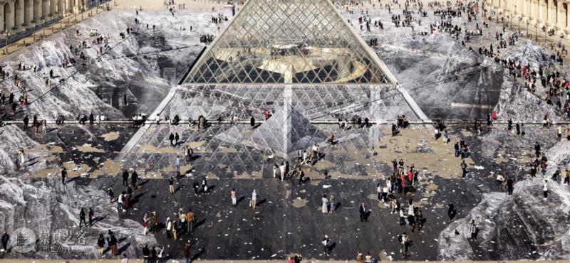 Images via @JRArt on Twitter,艺术家JR用2000张纸“改造”卢浮宫,玻璃金字塔,金字塔,卢浮宫,视错觉,JR