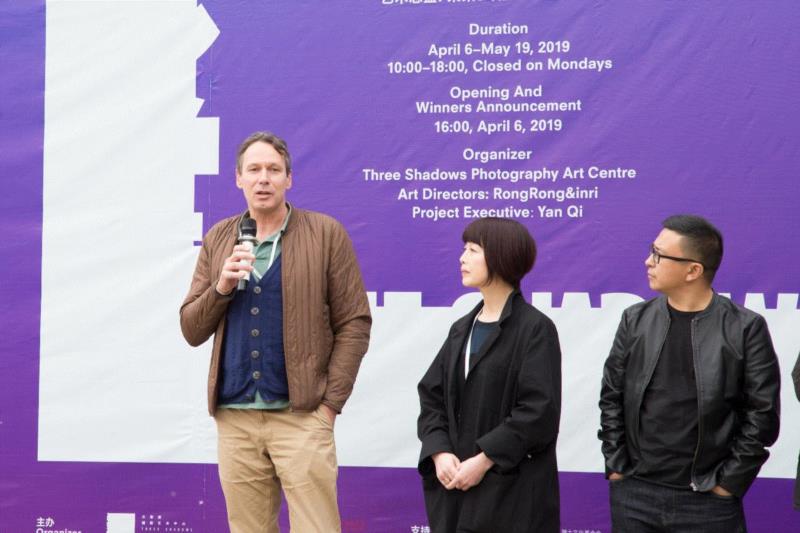 盛大开幕｜转译：2019年（第十一届）三影堂摄影奖作品展,盛大,三影堂摄影奖,刘珂,评委,摄影师,主任,中国摄影家协会,李舸,女士,彼得