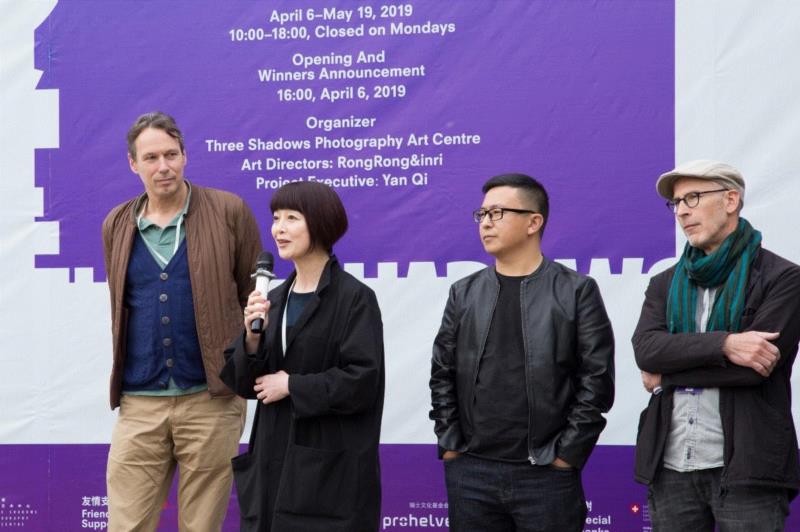 盛大开幕｜转译：2019年（第十一届）三影堂摄影奖作品展,盛大,三影堂摄影奖,刘珂,评委,摄影师,主任,中国摄影家协会,李舸,女士,彼得