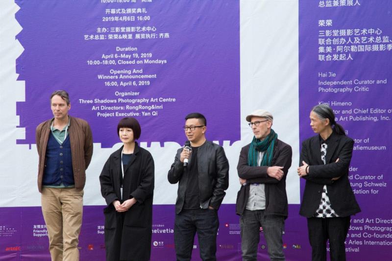 盛大开幕｜转译：2019年（第十一届）三影堂摄影奖作品展,盛大,三影堂摄影奖,刘珂,评委,摄影师,主任,中国摄影家协会,李舸,女士,彼得