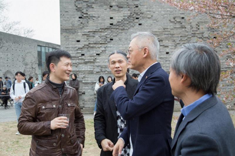 盛大开幕｜转译：2019年（第十一届）三影堂摄影奖作品展,盛大,三影堂摄影奖,刘珂,评委,摄影师,主任,中国摄影家协会,李舸,女士,彼得