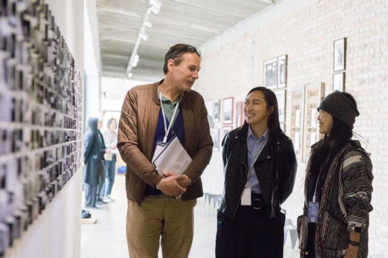 盛大开幕｜转译：2019年（第十一届）三影堂摄影奖作品展,盛大,三影堂摄影奖,刘珂,评委,摄影师,主任,中国摄影家协会,李舸,女士,彼得