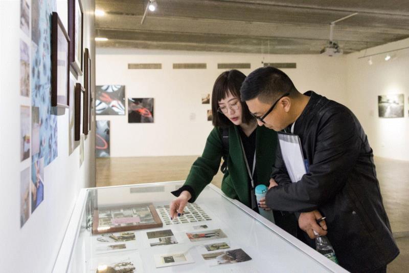 盛大开幕｜转译：2019年（第十一届）三影堂摄影奖作品展,盛大,三影堂摄影奖,刘珂,评委,摄影师,主任,中国摄影家协会,李舸,女士,彼得