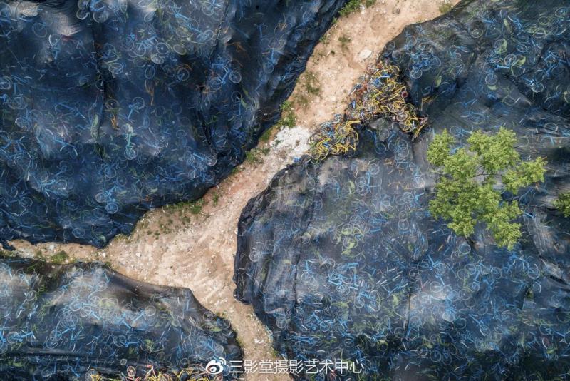 武汉毛家巷二号，2018,入围艺术家介绍（下）｜转译：2019年（第十一届）三影堂摄影奖作品展,三影堂摄影奖,画册,牺牲者,摄影师,杭州,巨人,浙江摄影出版社,徐思捷,深圳,吴国勇